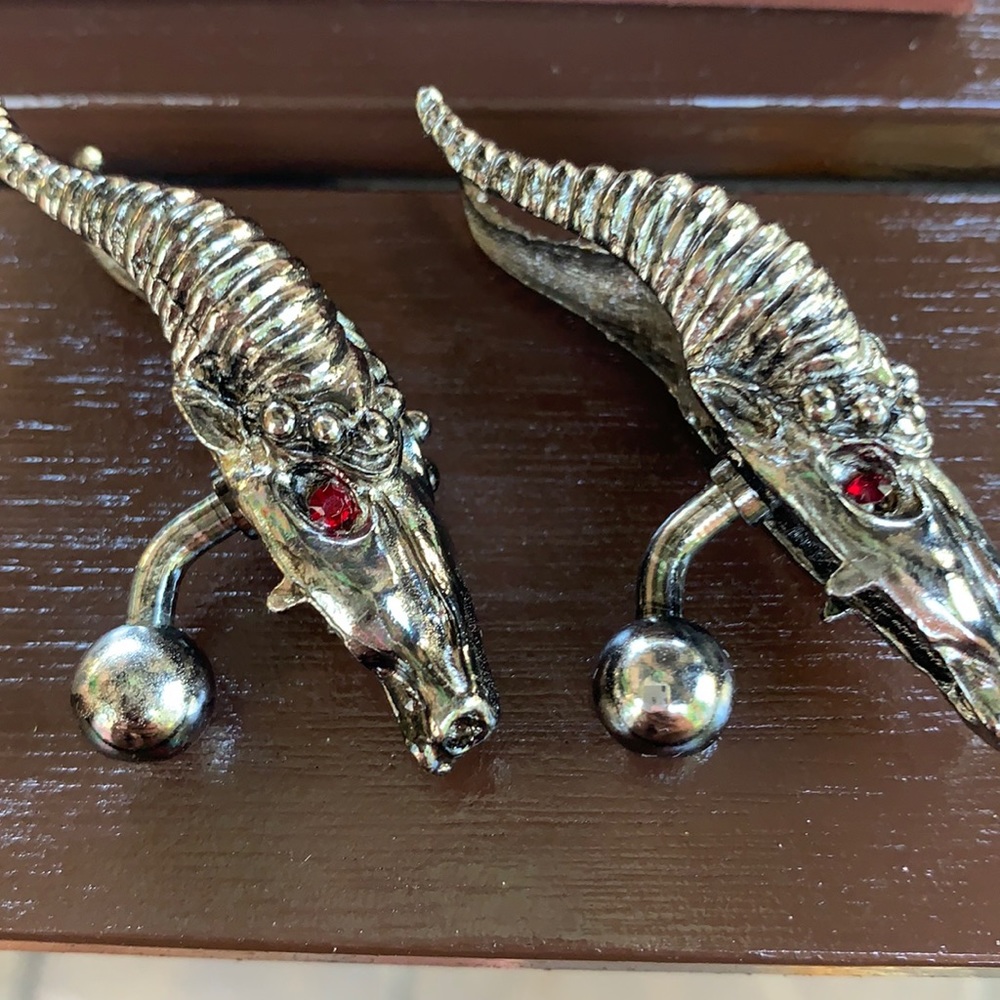 Carriage house cuff links